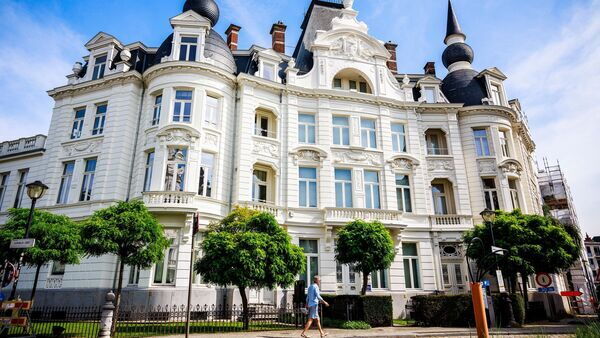 Man walks past house in the Cogels-Osylei.
