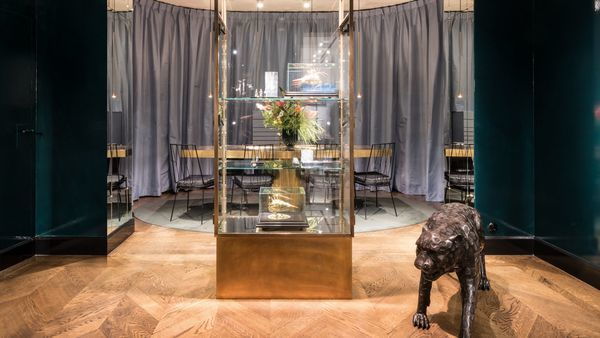 Interieur van Wouters & Hendrix, glazen vitrine met juwelen en stenen luipaard
