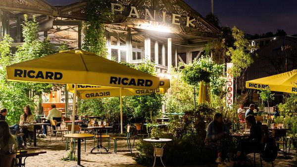 Bar Paniek por la noche