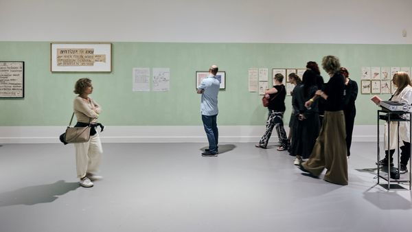 M HKA bezoekers in de ban van de kunstwerken
