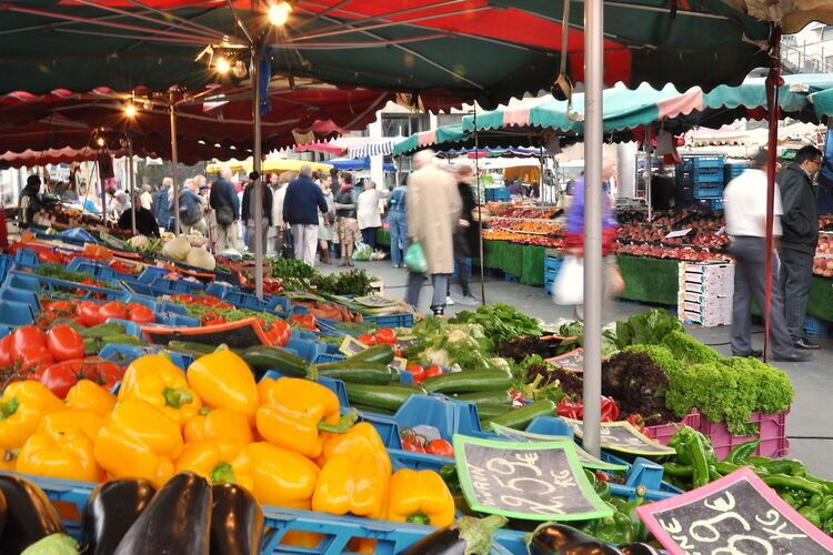 Zaterdagmarkt, kraampjes vol met dagverse producten, groenten.