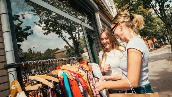 Les femmes qui font du shopping dans la Kloosterstraat