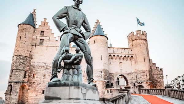Het Steen Lange Wapper statue