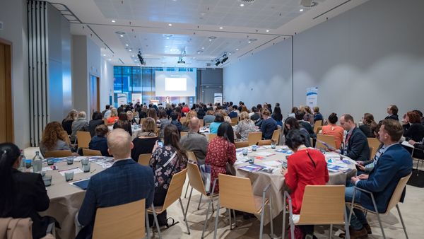 Netwerkmoment waarbij diverse aanbieders in de toeristische sector rond de tafel zitten