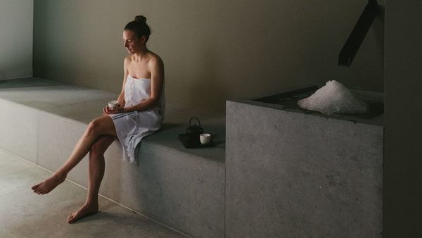 Dame aan het ontspannen in de wellness ruimte van hotel August 
