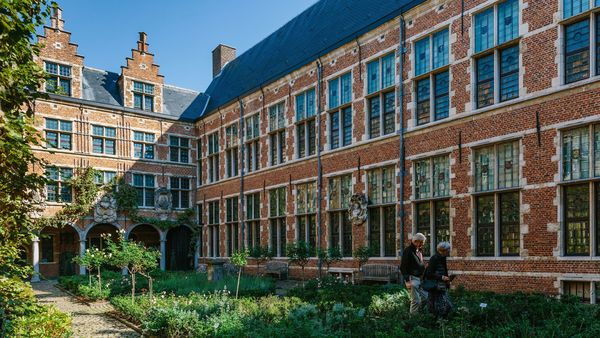 Museum Plantin-Moretus, ein Paar spaziert durch den Innengarten des Museums