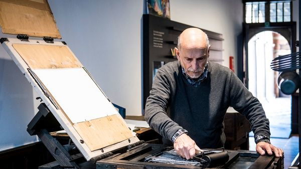 Homme devant la presse à imprimer