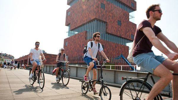 Groep mensen fietsen voorbij Het Mas