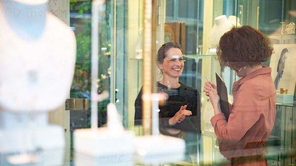Jasmijn en winkelierster aan de balie van Wouters & Hendrix