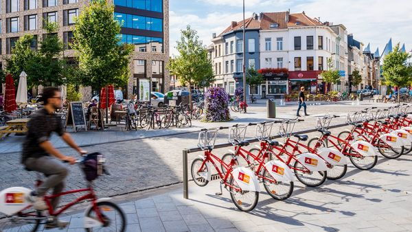 Troonplaats met Velostation