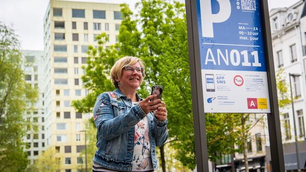 femme payant son ticket de parking avec son smartphone