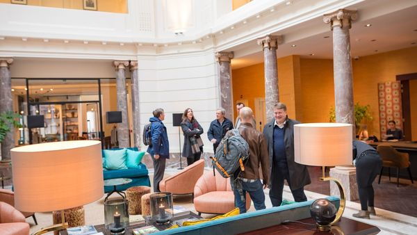 Mensen aan de receptie in een hotel
