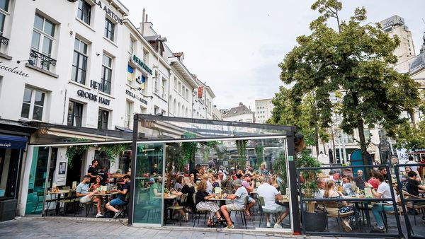 Personnes assises en terrasse sur la Groenplaats