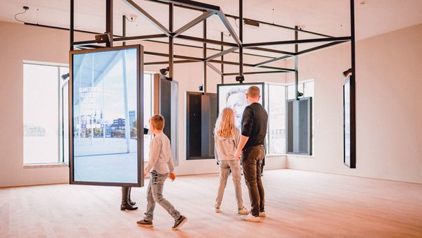 Het Steen, father and children watch screens with 9 residents talking 