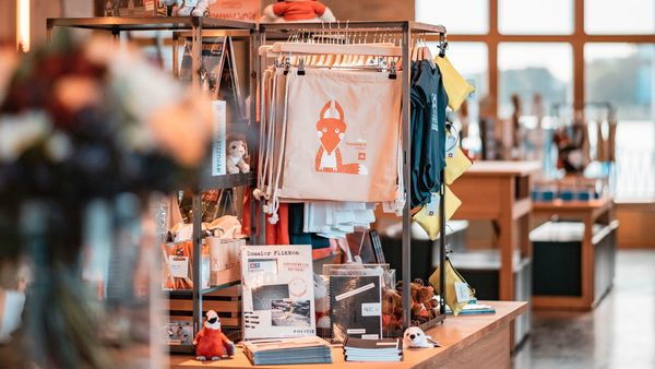 Souvenirs im Besucherzentrum Het Steen