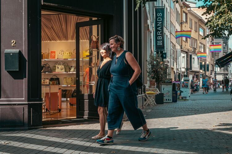 Twee dames wandelen in de winkelstraat Wilde Zee