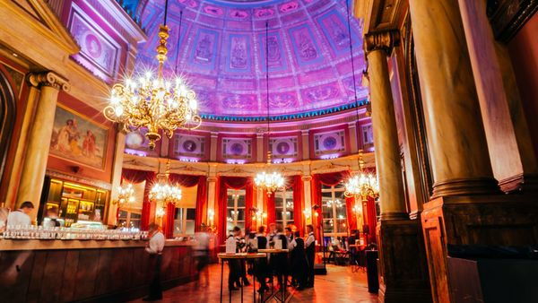 Bourlaschouwburg, waar mensen een drankje kunnen nuttigen tijdens de voorstelling
