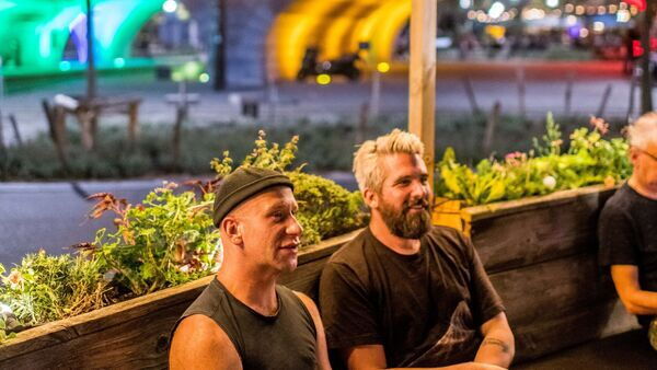 Twee mannen drinken een drankje bij Café Den Draak 