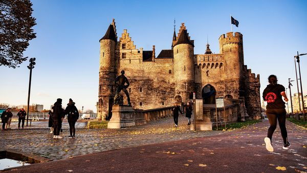 Ein Jogger und Besucher versammeln sich um Het Steen 