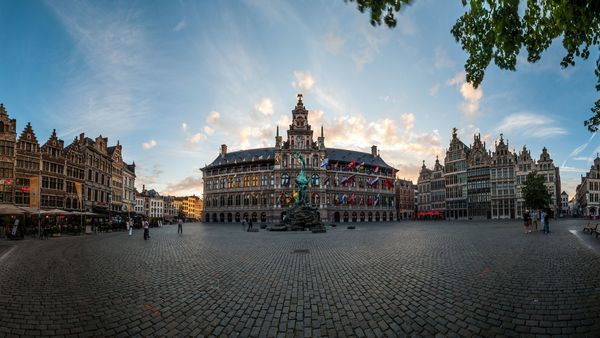 Zicht op de Grote Markt met de gildehuizen en de Brabo-fontein.
