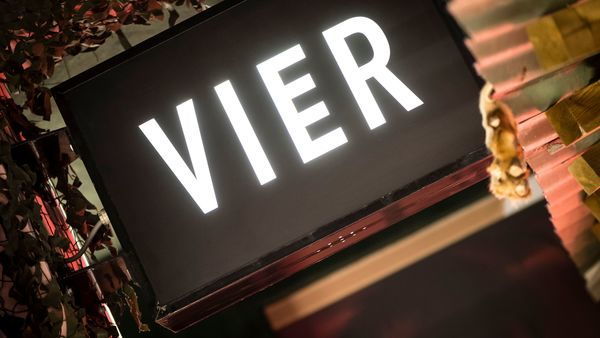 Vier, Logo-Leuchtkasten