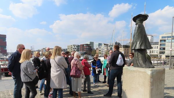 Groep mensen die naar standbeeld kijken