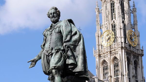 Standbeeld van Rubens met de Onze-Lieve-Vrouwekathedraal op de achtergrond