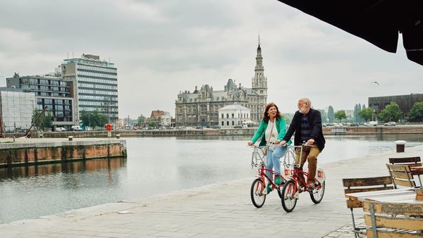 Koppel op de fiets langs het Bonapartedok