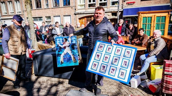 Markthändler mit einem alten Kunstwerk