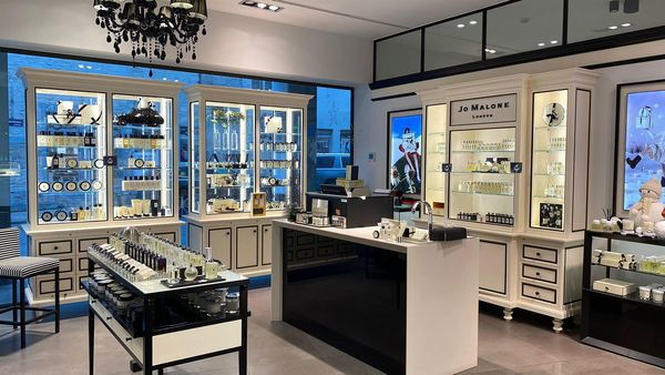 Winkel Parfuma: zwarte rekken met producten van Jo Malone