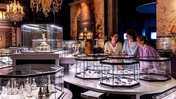 Een moeder en dochter bekijken juwelen in DIVA