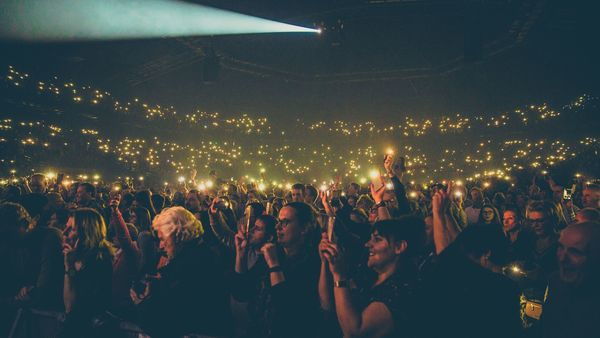 Sfeervolle massa luistert naar concert