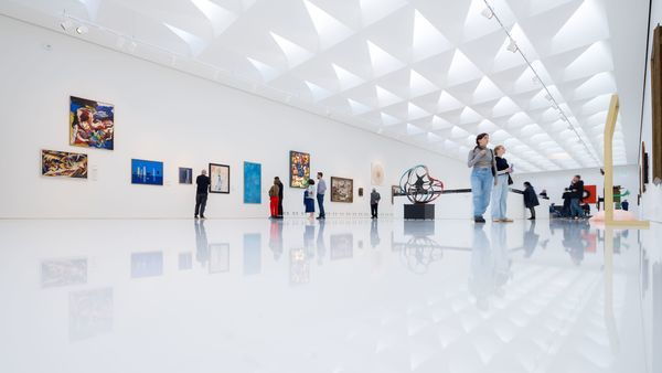 KMSKA, bezoekers bewonderen kunstwerken