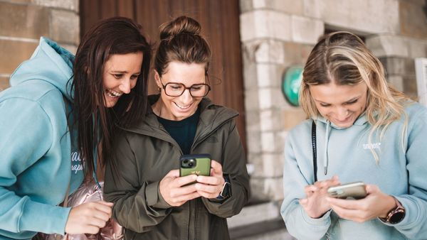Urban Hunt, deelnemers volgen instructies op hun telefoon