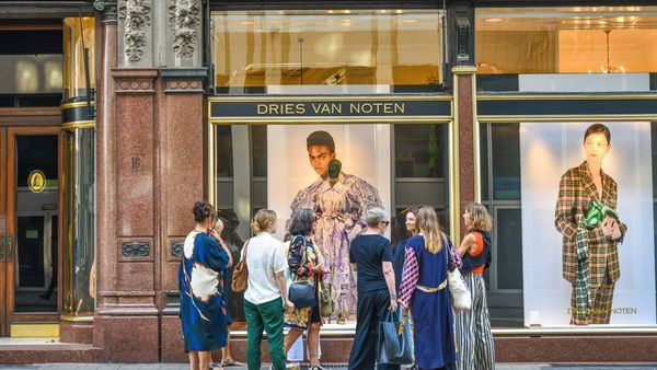 Fashion walk MoMu, groupe avec guide devant le Fashion Palace de Dries Van Noten