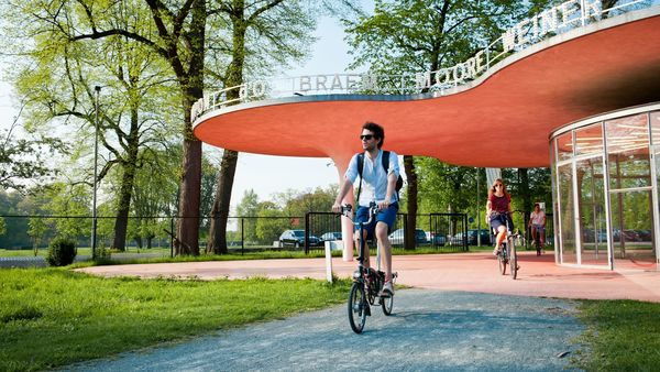Koppel fietst de architectuurroute