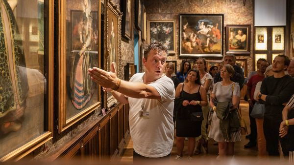 Un guide informe les visiteurs sur les œuvres d'art
