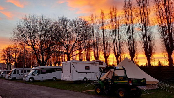 Zonsondergang boven Antwerp City Camping