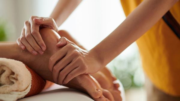 Masseur heeft een voetenmassage 