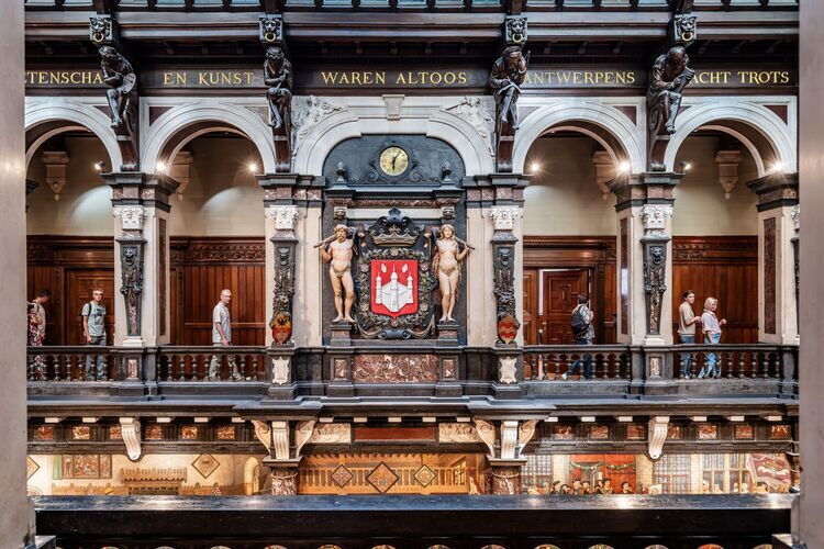 Bezoekers wandelen op het Schoon Verdiep van het Stadhuis. 