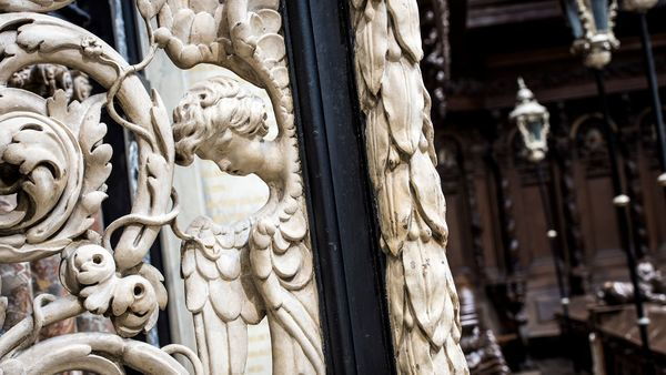 Sint-Jacobskerk, close-up van witgeschilderd houtsnijwerk en weelderige ornamenten