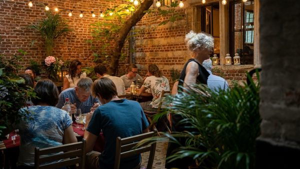 Les gens apprécient le dîner à 't Hofke.
