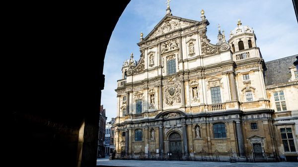 Blick auf die Carolus-Borromeus-Kirche vom Conscience Square aus
