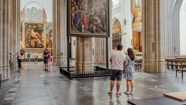 Besucher halten vor einem Kunstwerk in der Kathedrale inne.