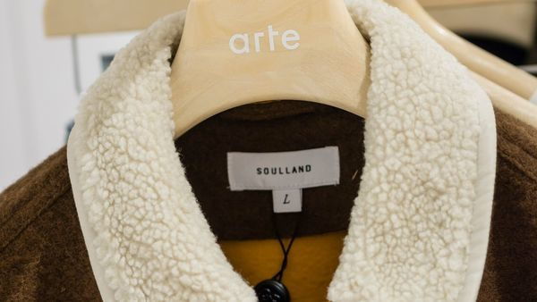 Wintermantel auf dem Kleiderständer bei Arte