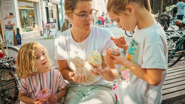 Une mère et ses enfants mangent de la glace