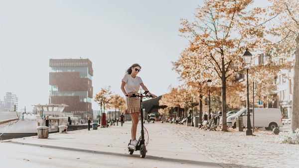 Chica en patinete cerca del Mas