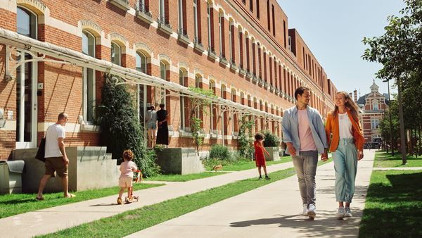 Een koppel wandelt door de autoluwe wijk Groen Kwartier