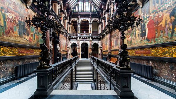 Ayuntamiento, majestuosa sala escalonada con murales y tallas y techo de cristal