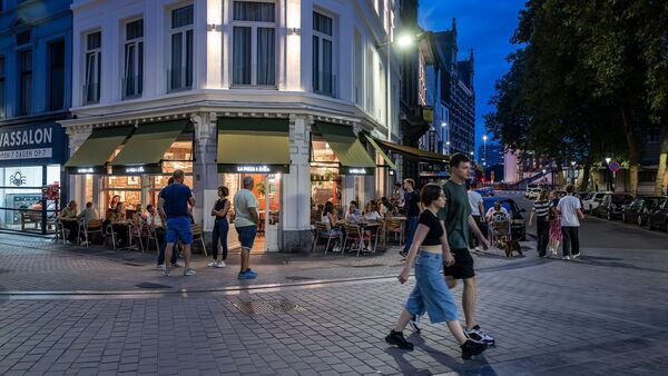 La Pizza è Bella, zicht vanop de straat.